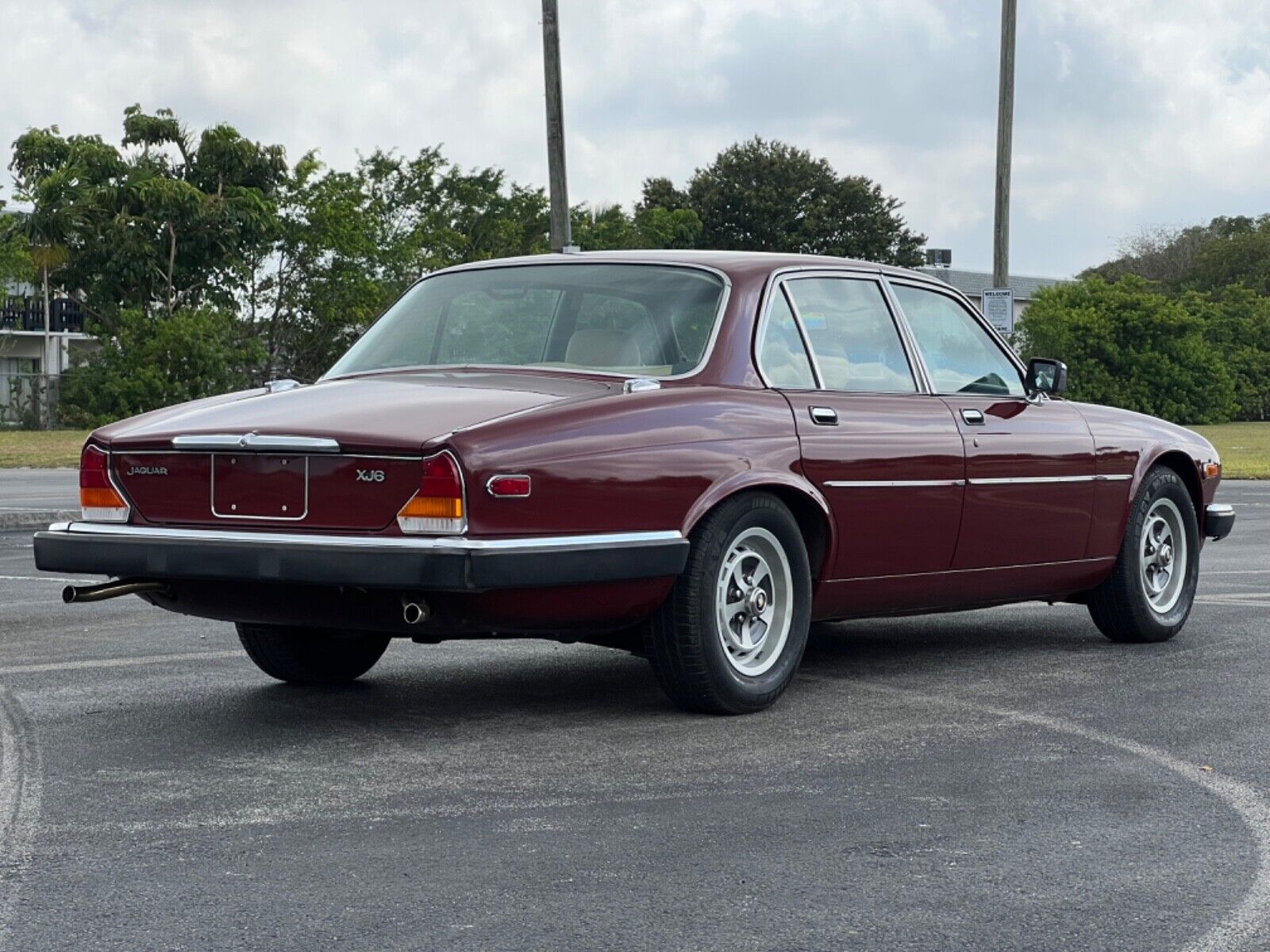 Jaguar-XJ-Berline-1983-41843-2