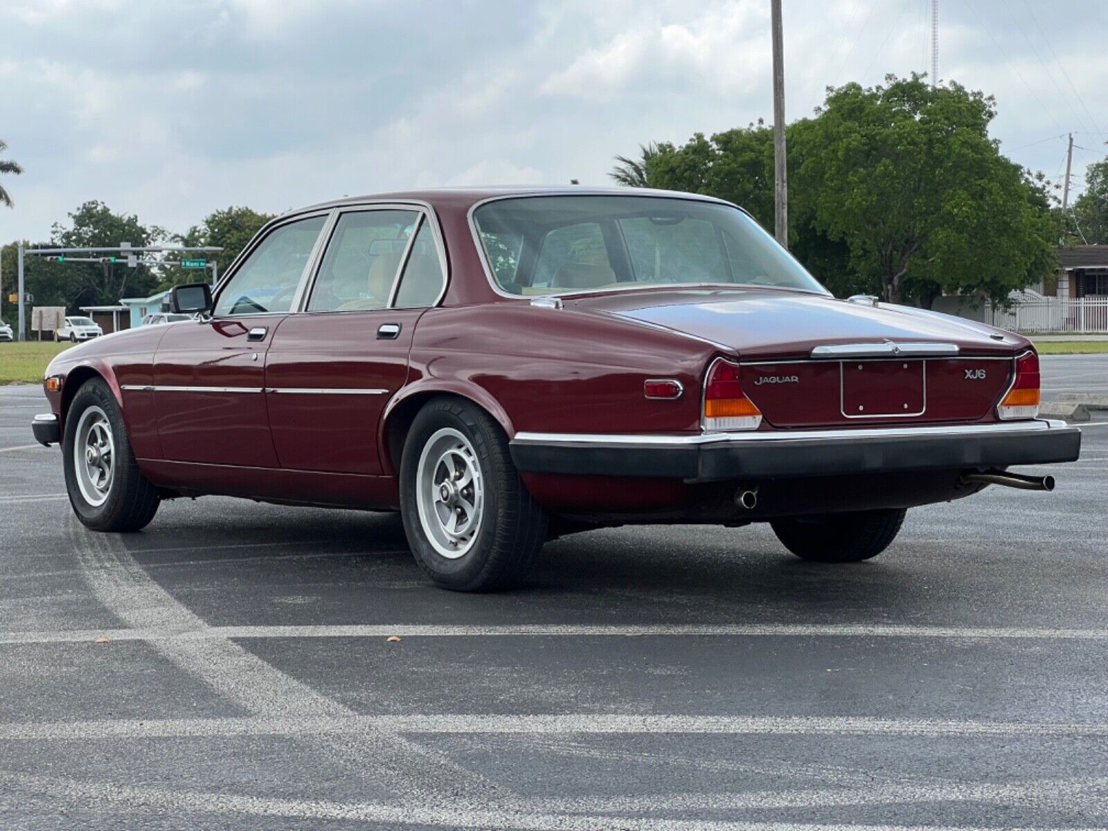 Jaguar-XJ-Berline-1983-41843-3