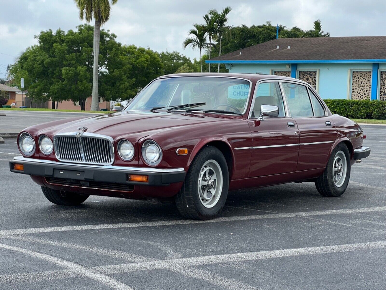 Jaguar-XJ-Berline-1983-41843-4