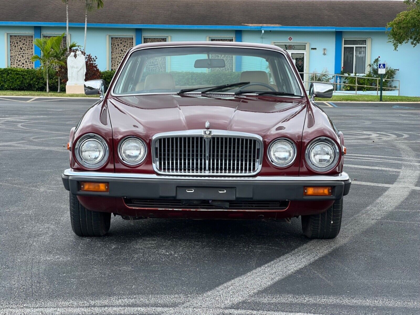 Jaguar-XJ-Berline-1983-41843-5