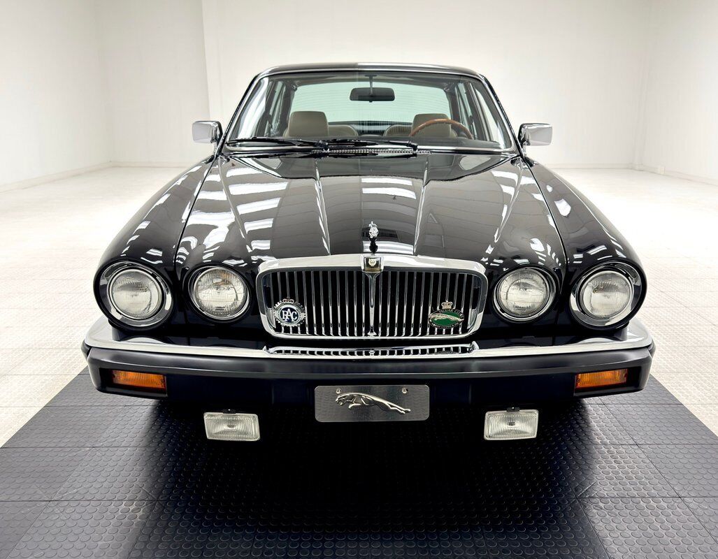 Jaguar-XJ6-Berline-1984-Black-Doeskin-88157-7