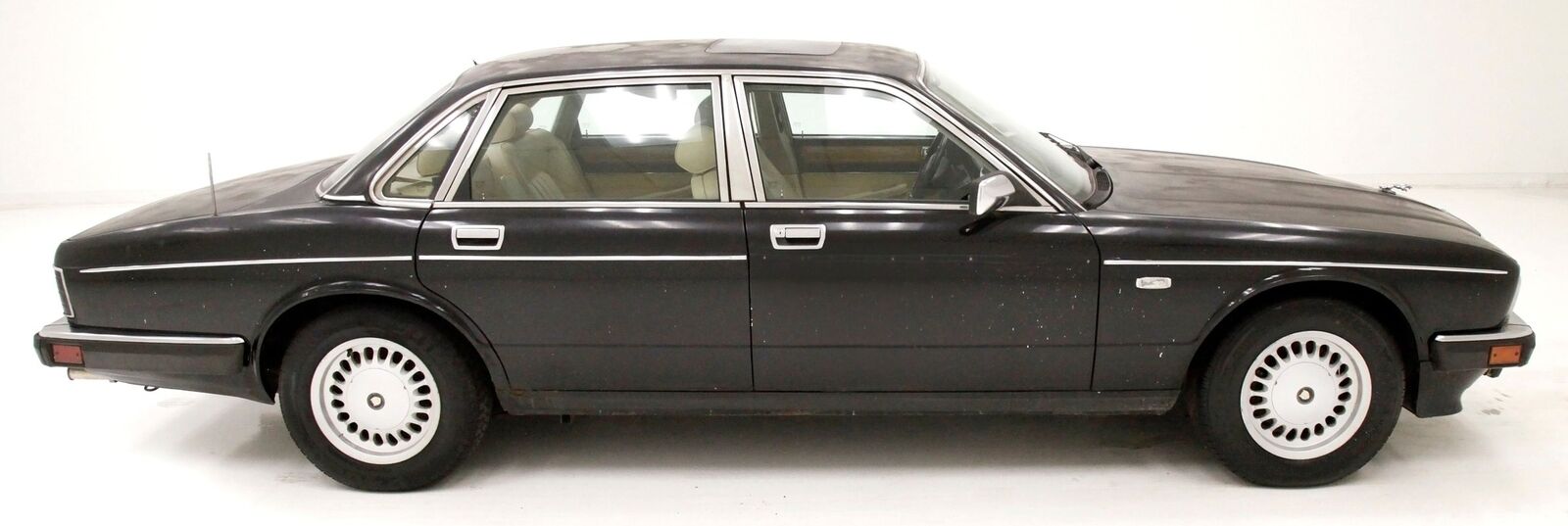 Jaguar-XJ6-Berline-1990-Black-Barley-251153-5