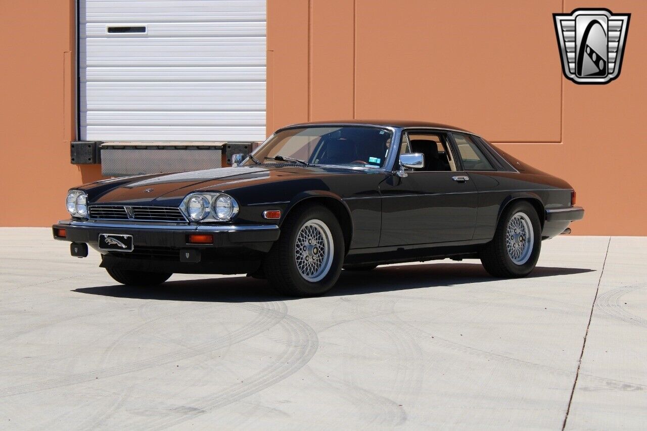 Jaguar-XJS-1989-Black-Black-141560-2