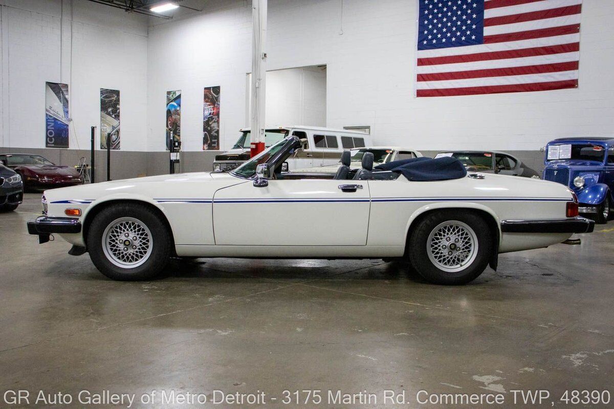 Jaguar-XJS-1989-White-Blue-183700-2