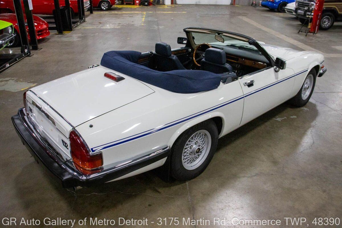 Jaguar-XJS-1989-White-Blue-183700-6