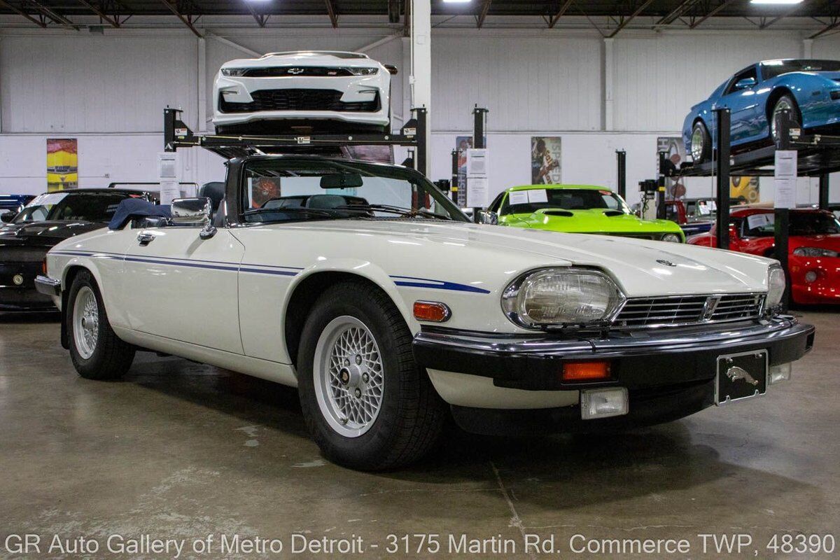 Jaguar-XJS-1989-White-Blue-183700-9