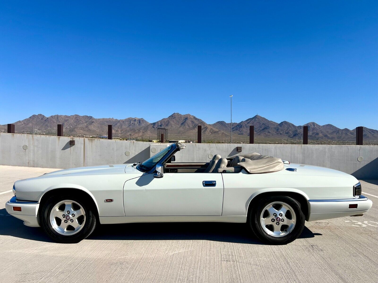 Jaguar-XJS-Cabriolet-1995-White-Gray-92495-1