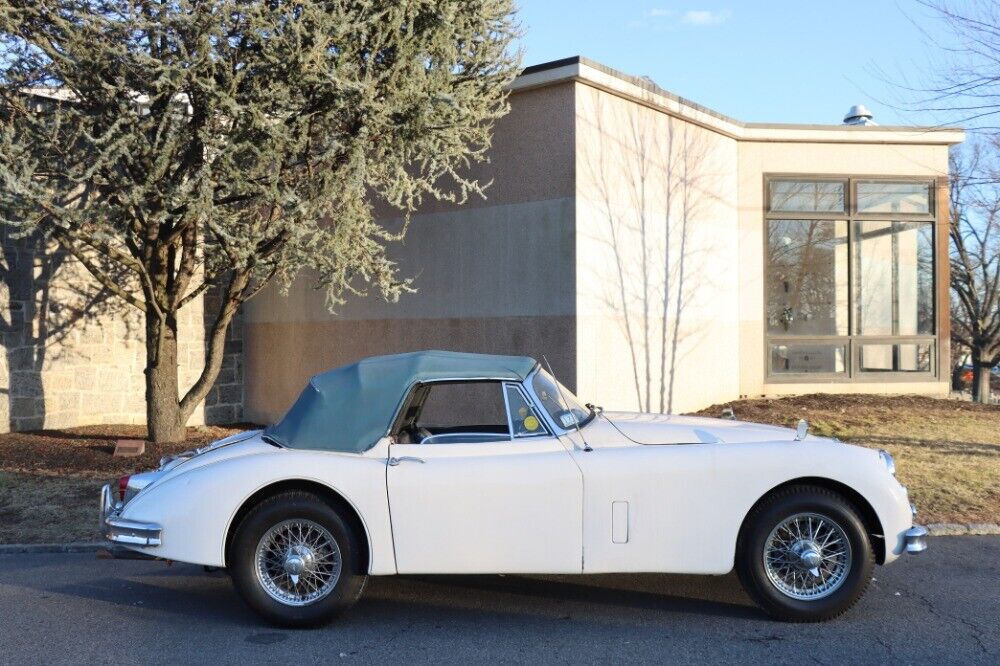 Jaguar-XK-1960-White-Blue-0-2