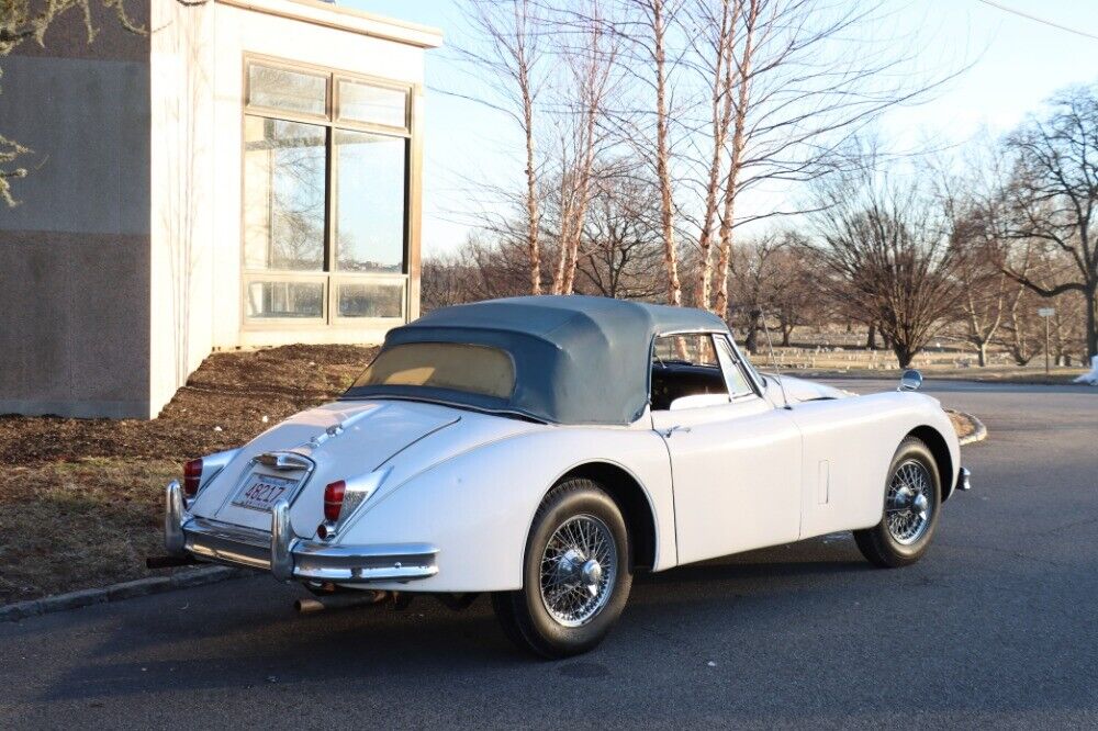 Jaguar-XK-1960-White-Blue-0-4