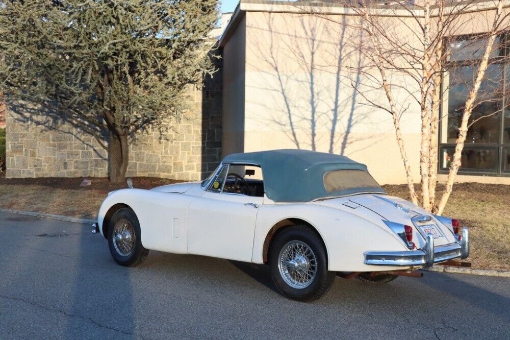 Jaguar-XK-1960-White-Blue-0-5