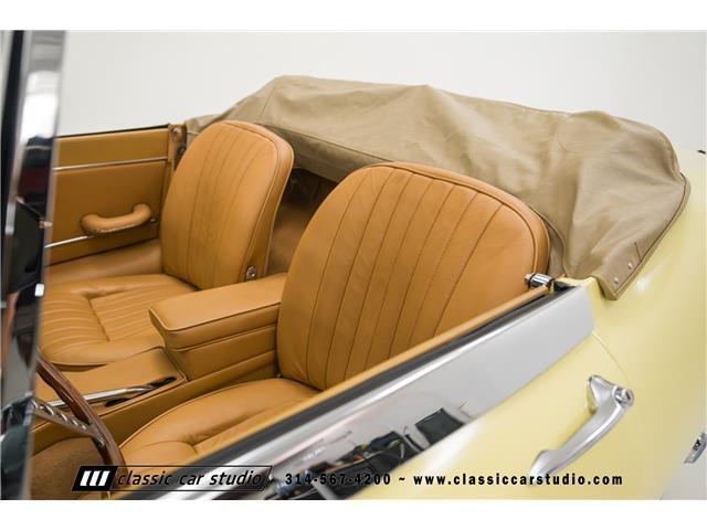 Jaguar-XK-Cabriolet-1966-Yellow-Tan-33017-24