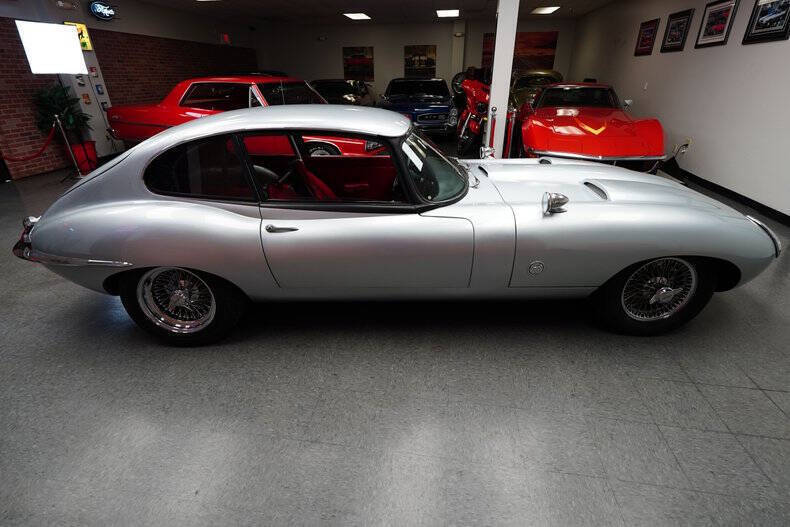 Jaguar-XK-Coupe-1968-Silver-Red-45081-10