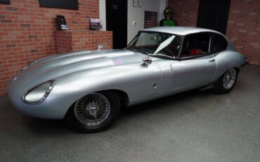 Jaguar-XK-Coupe-1968-Silver-Red-45081-5