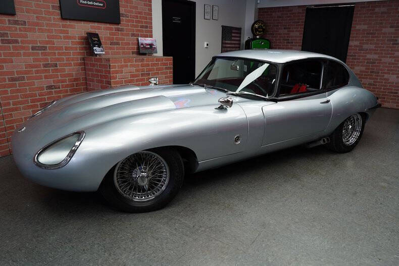 Jaguar-XK-Coupe-1968-Silver-Red-45081-5