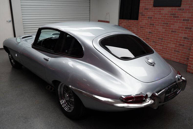 Jaguar-XK-Coupe-1968-Silver-Red-45081-7