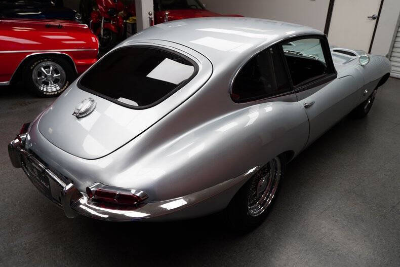 Jaguar-XK-Coupe-1968-Silver-Red-45081-9