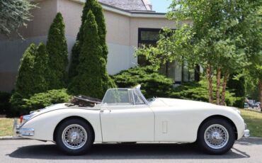 Jaguar-XK150-DHC-1961-White-Black-0-2