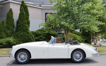 Jaguar-XK150-DHC-1961-White-Black-0-3