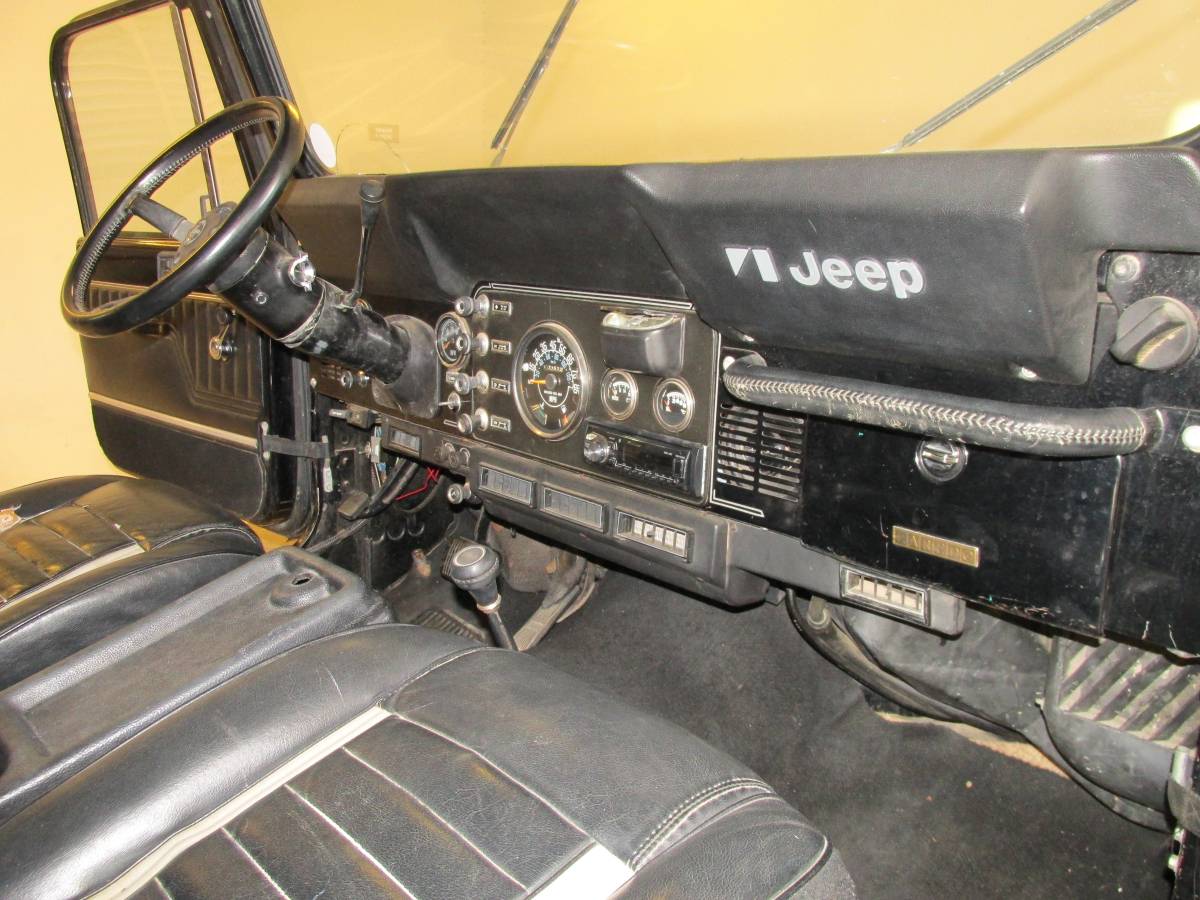 Jeep-Cj-7-1985-black-123919-5