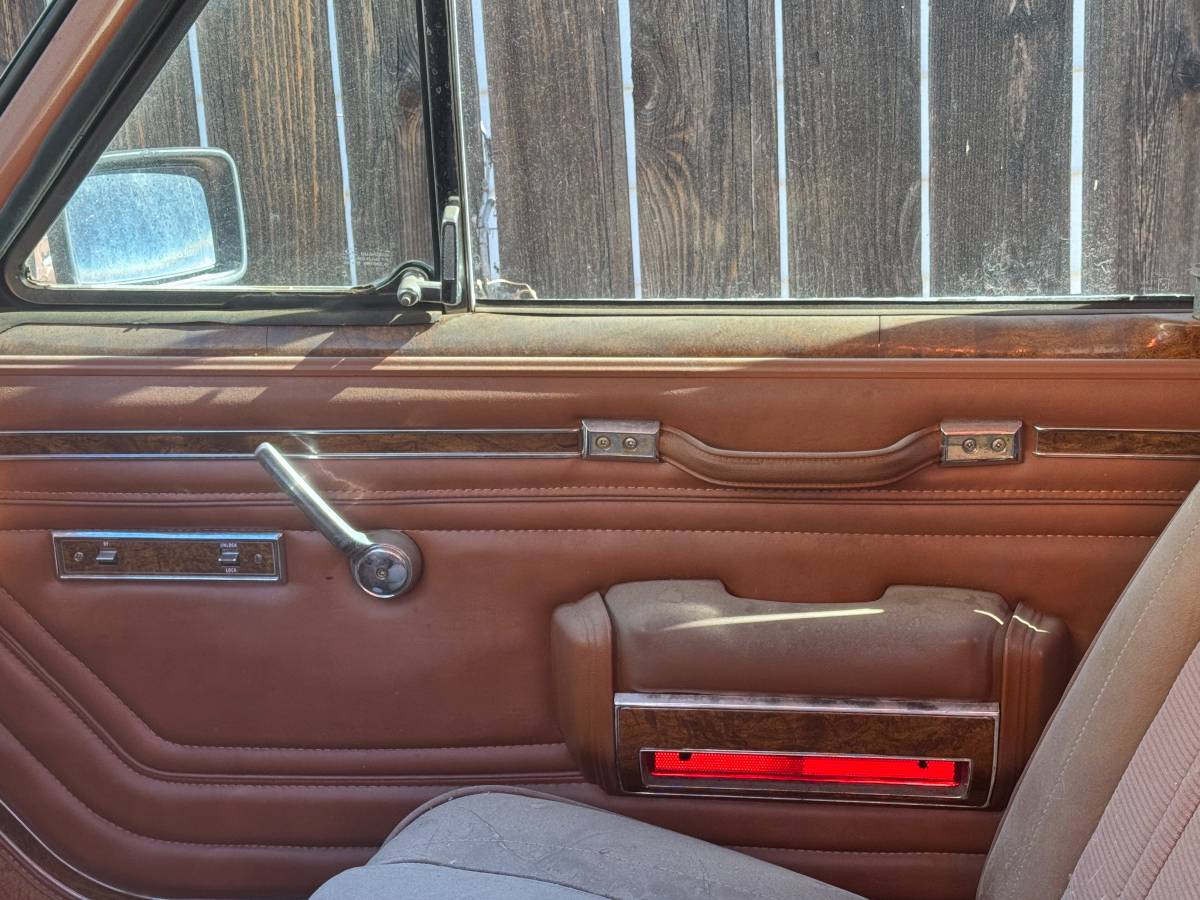 Jeep-Grand-wagoneer-1983-168435-12