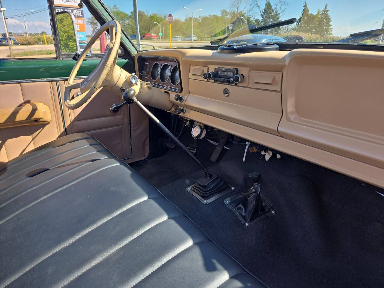 Jeep-J-10-Coupe-1978-Green-Tan-155068-7