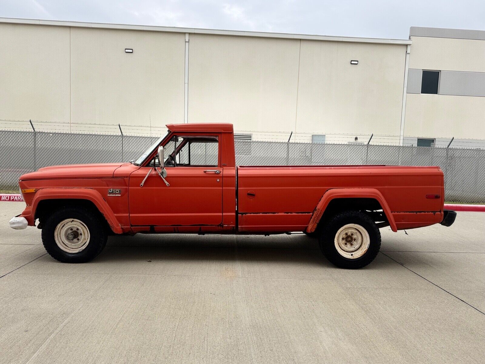 Jeep-J10-1975-Orange-Black-122862-1