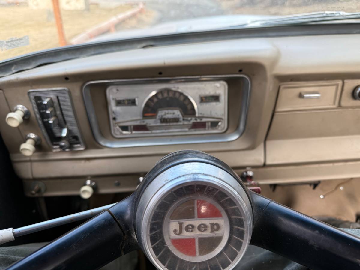 Jeep-J3000-gladiator-1969-silver-156106-1