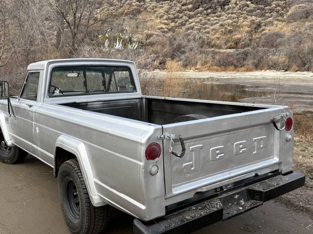 Jeep-J3000-gladiator-1969-silver-156106-7