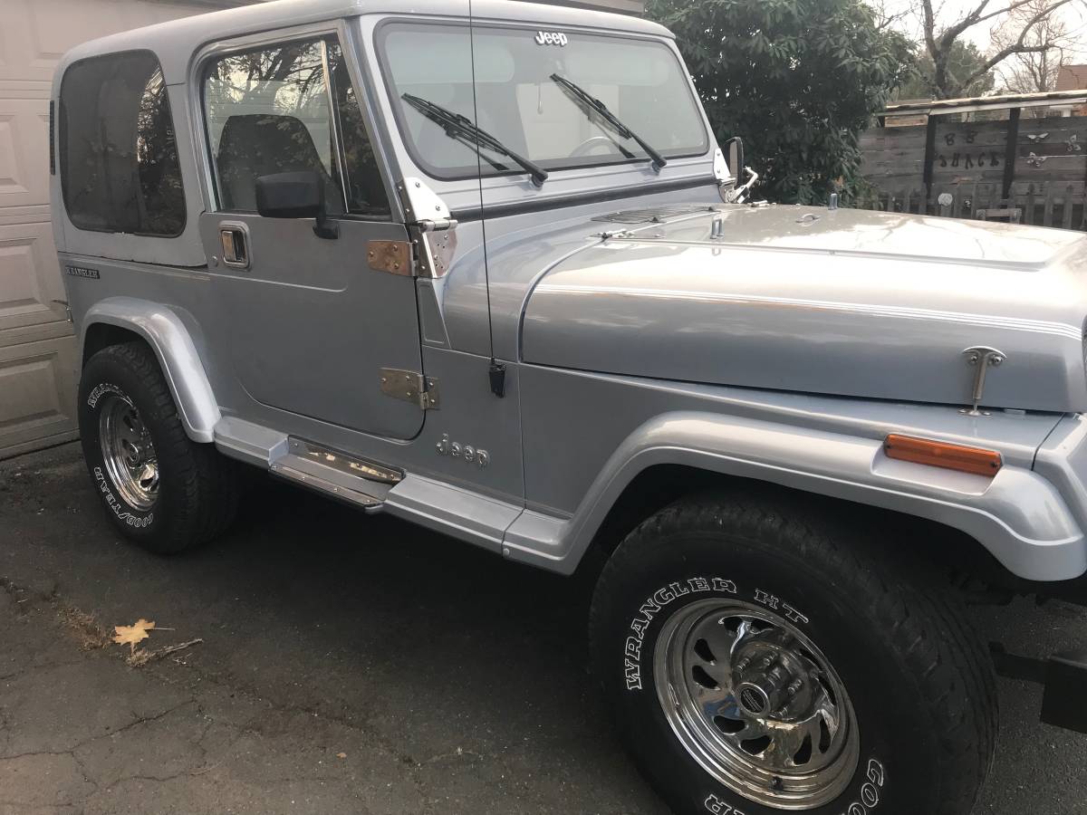 Jeep-Larado-1988-silver-257494-1