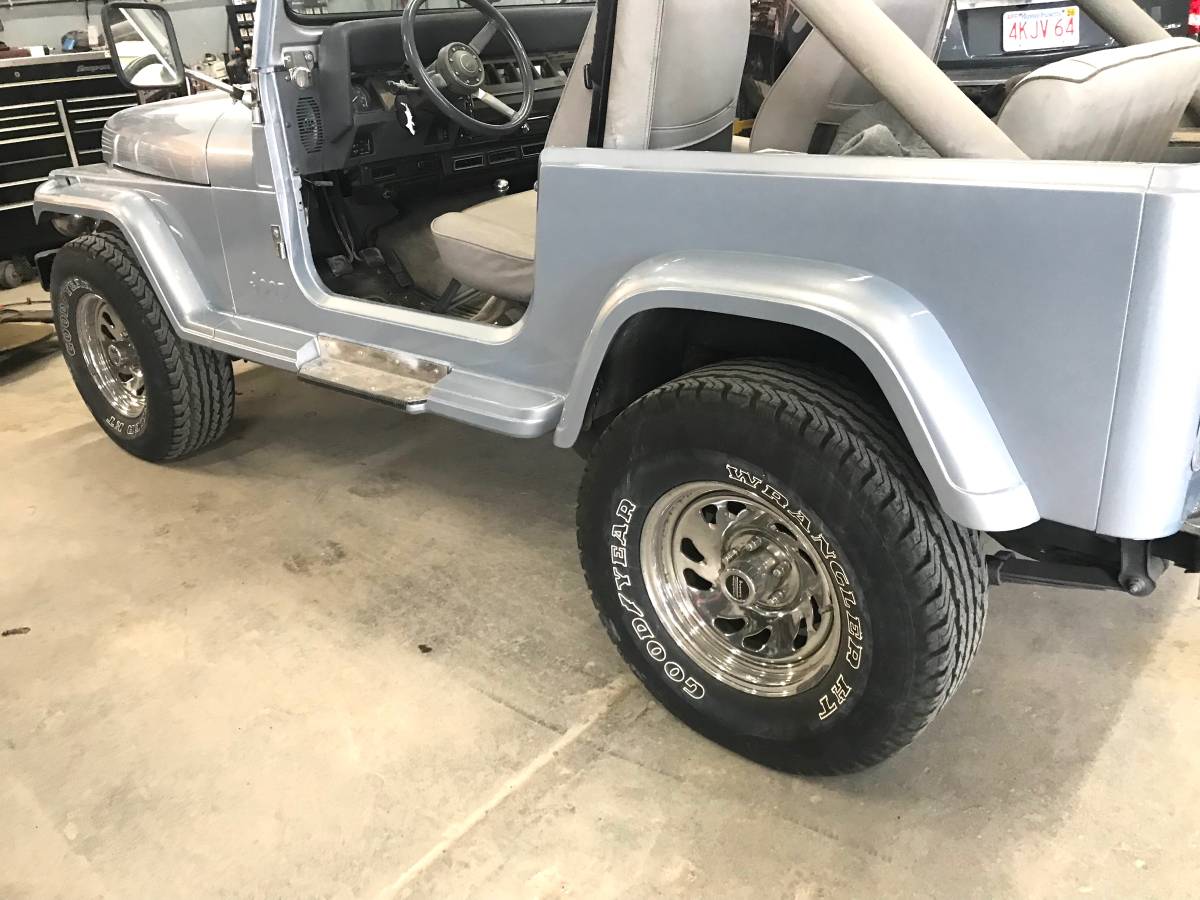 Jeep-Larado-1988-silver-257494-10