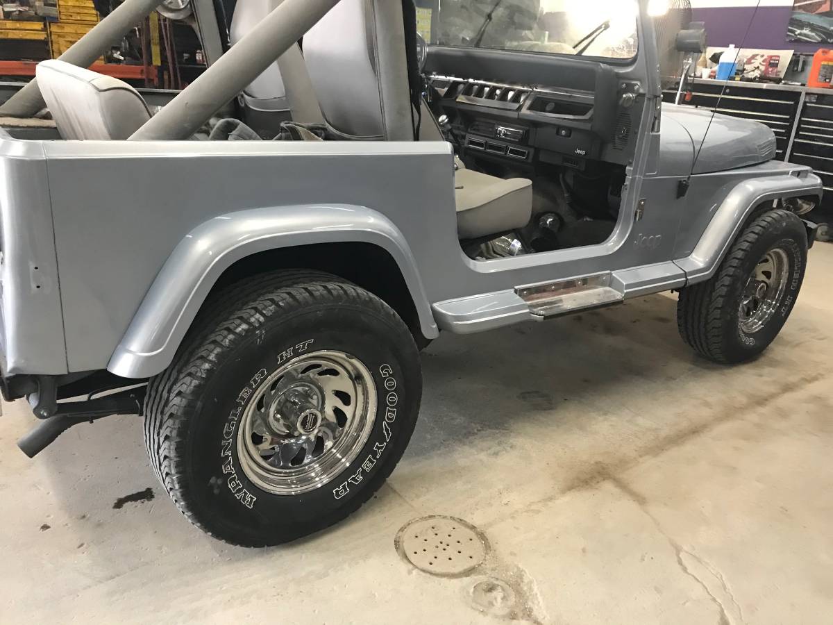 Jeep-Larado-1988-silver-257494-11