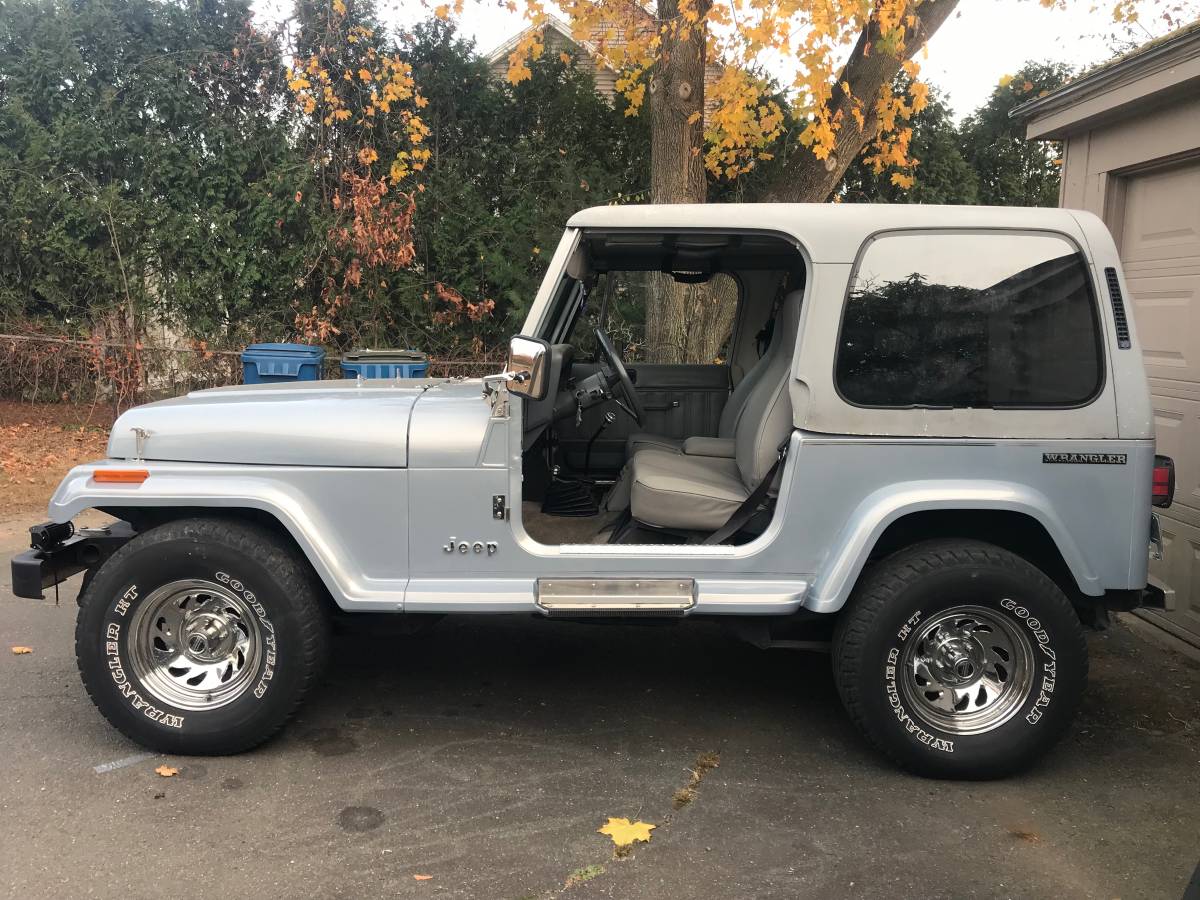 Jeep-Larado-1988-silver-257494-2