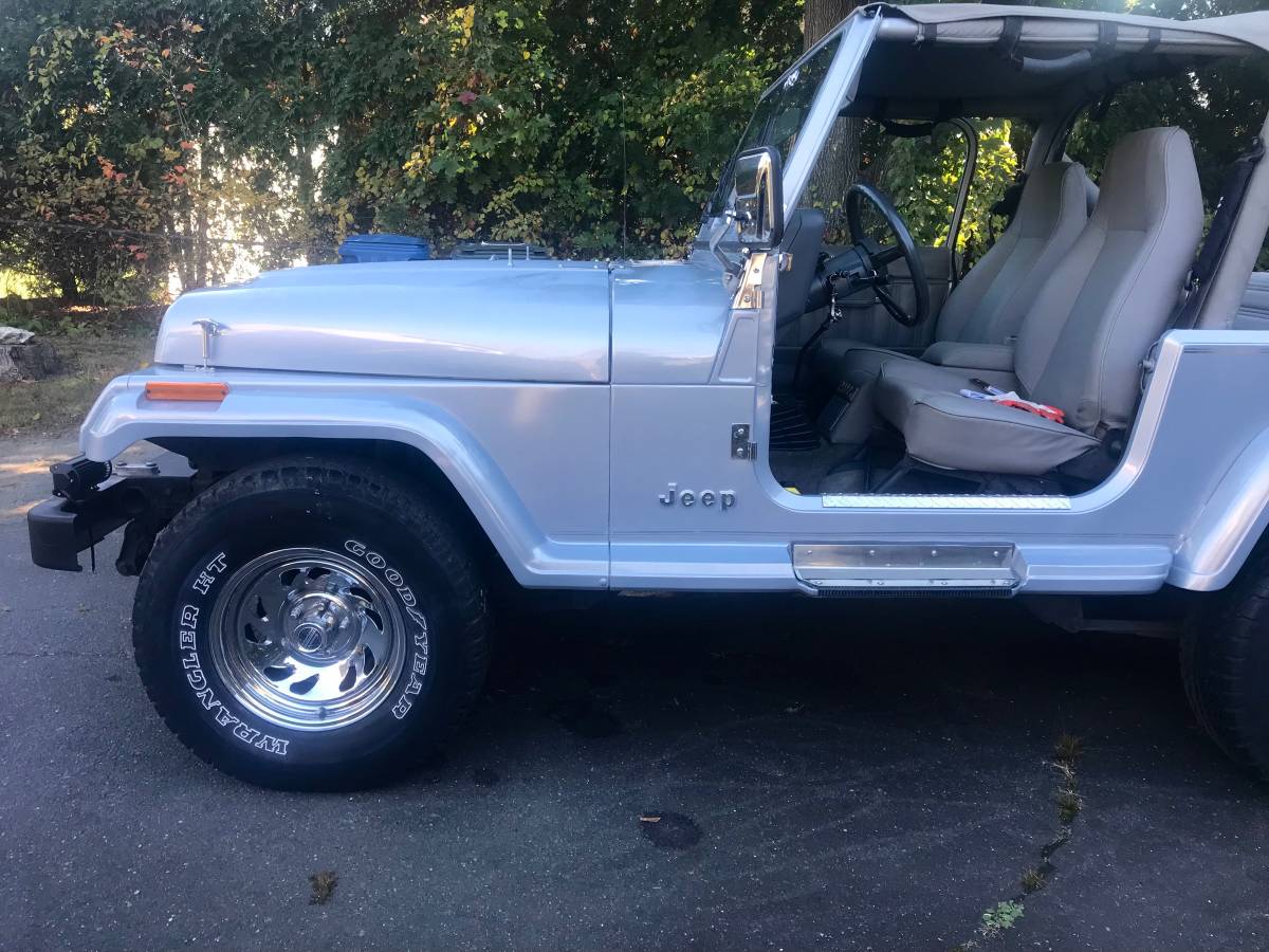 Jeep-Larado-1988-silver-257494-3