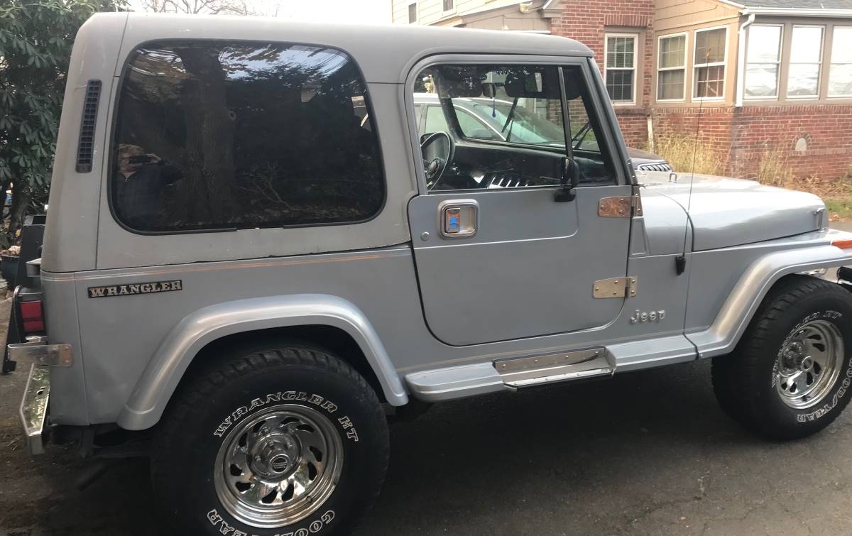 Jeep-Larado-1988-silver-257494