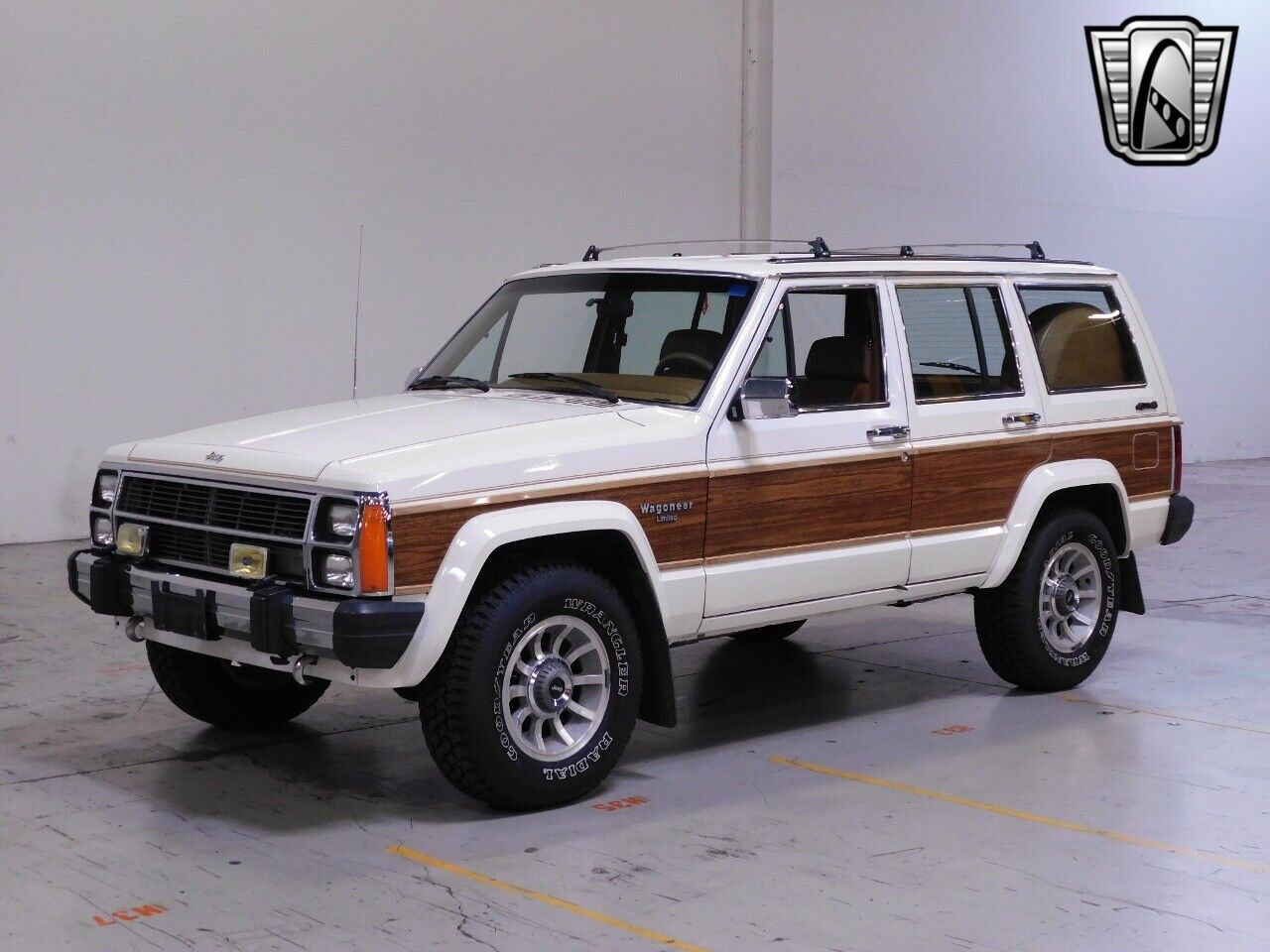 Jeep-Wagoneer-1986-White-Tan-136752-2