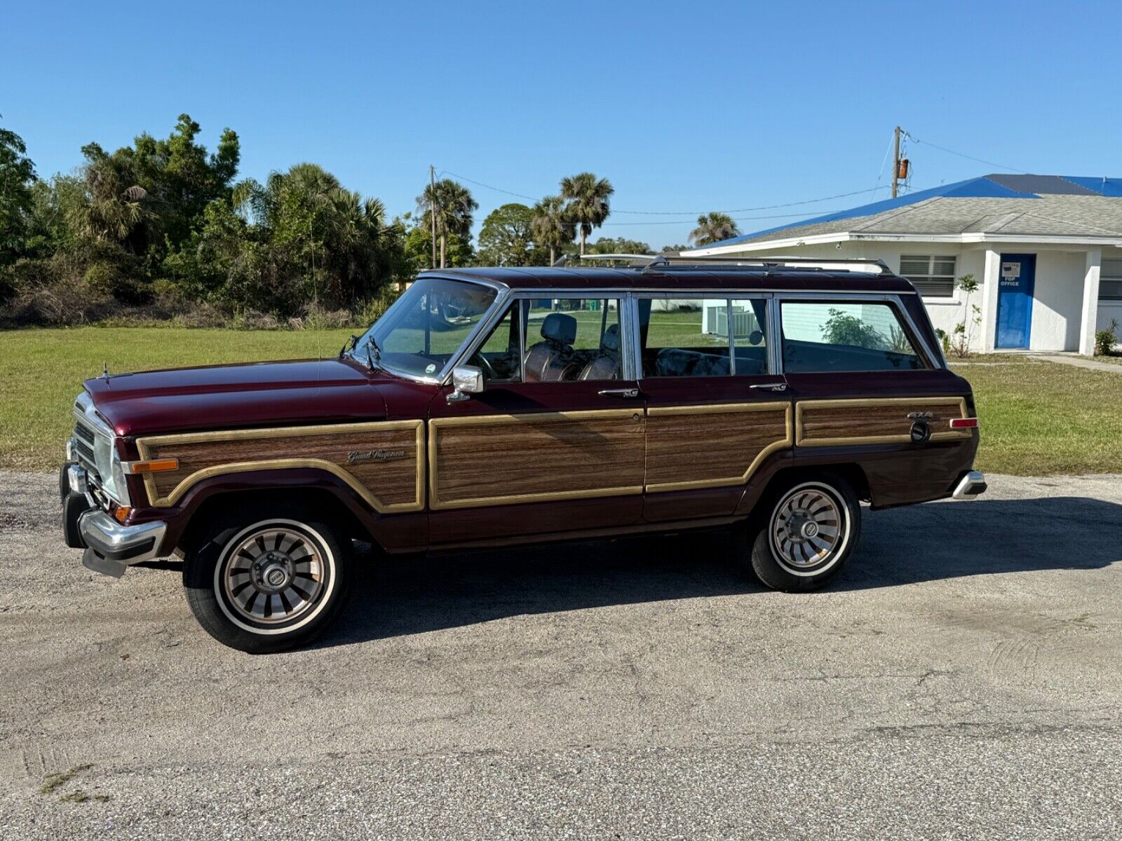 Jeep-Wagoneer-1987-Burgundy-Tan-342790-7