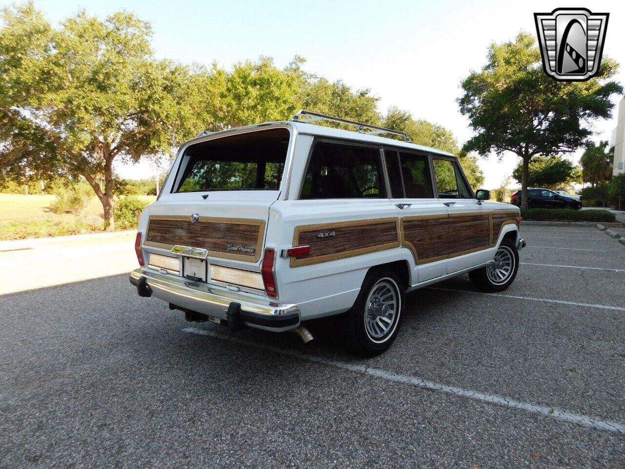 Jeep-Wagoneer-Cabriolet-1990-White-Burgundy-138120-7