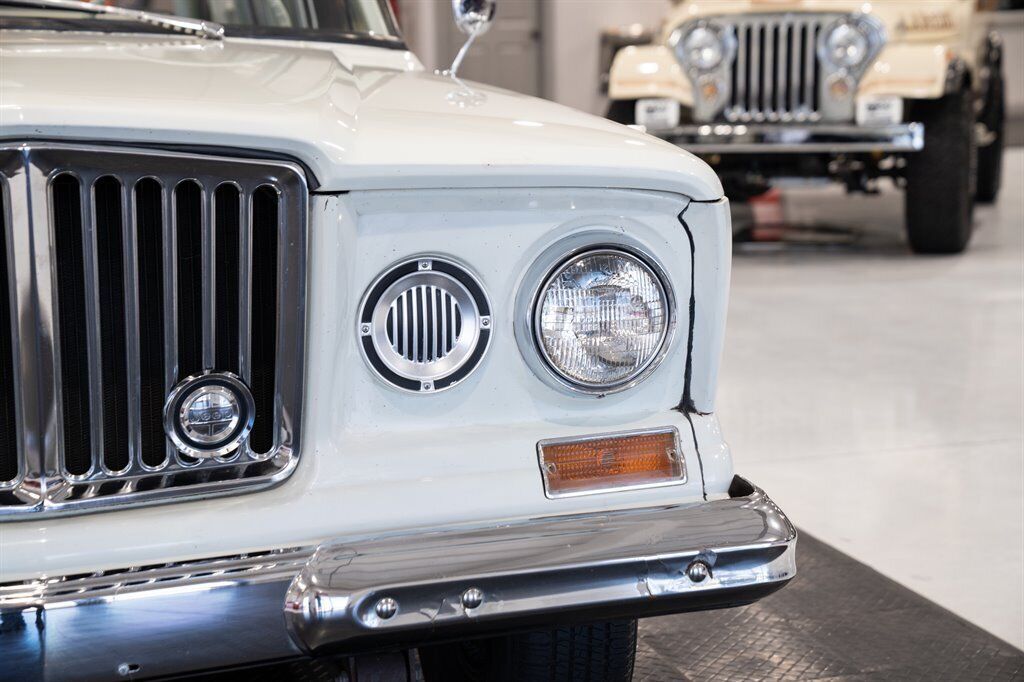 Jeep-Wagoneer-SUV-1965-White-Green-61256-9