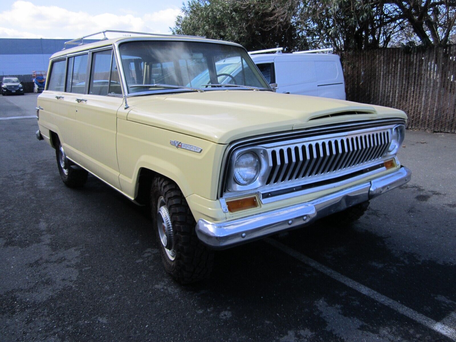 Jeep-Wagoneer-SUV-1966-Beige-Black-99999-1