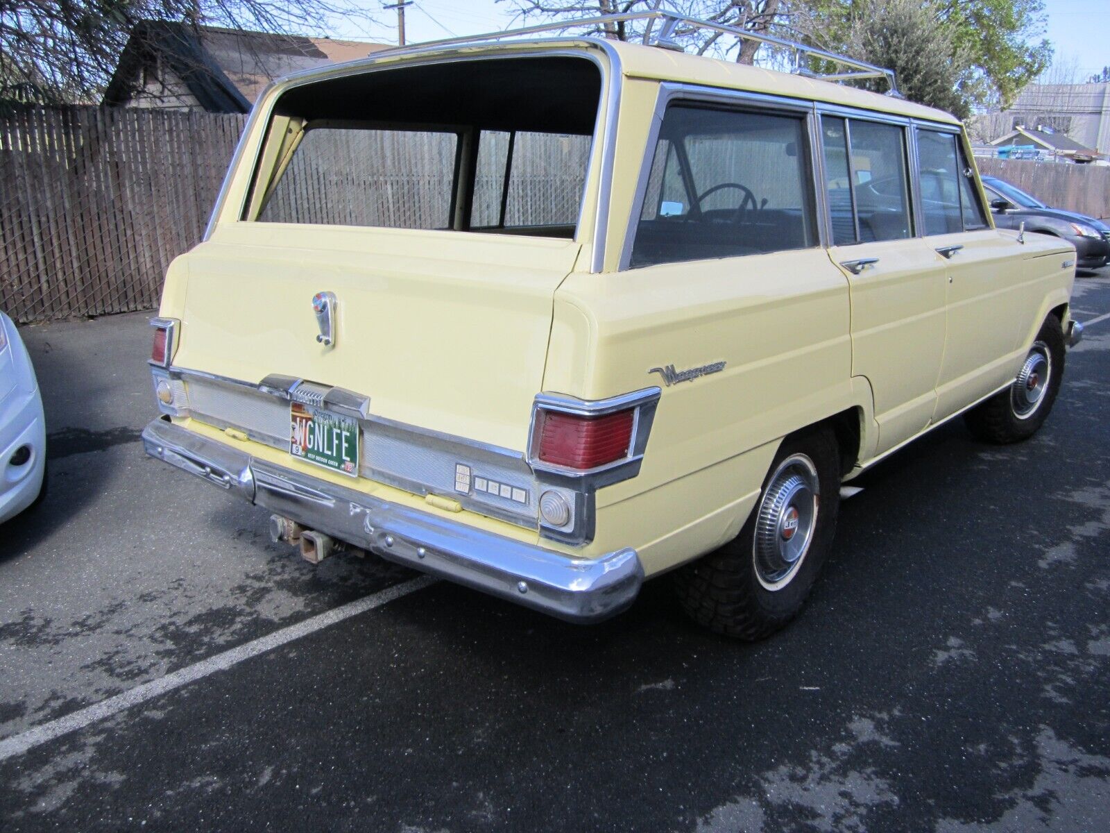 Jeep-Wagoneer-SUV-1966-Beige-Black-99999-2