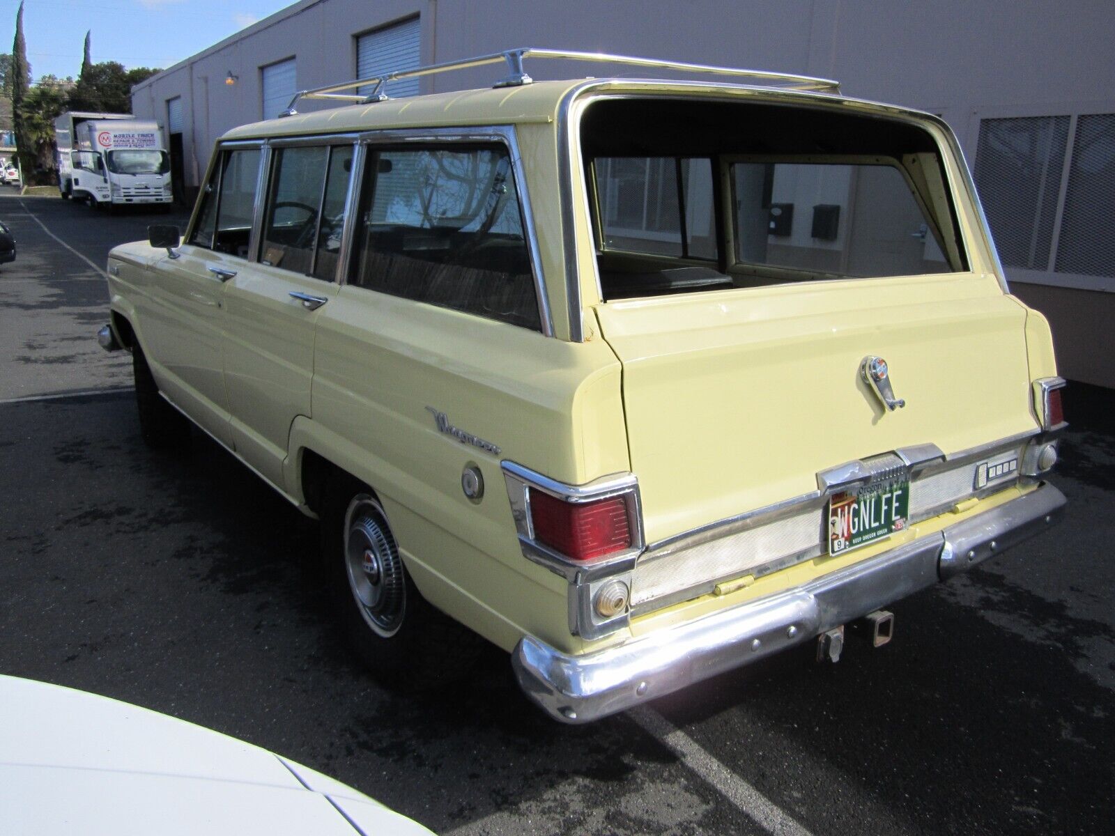 Jeep-Wagoneer-SUV-1966-Beige-Black-99999-3