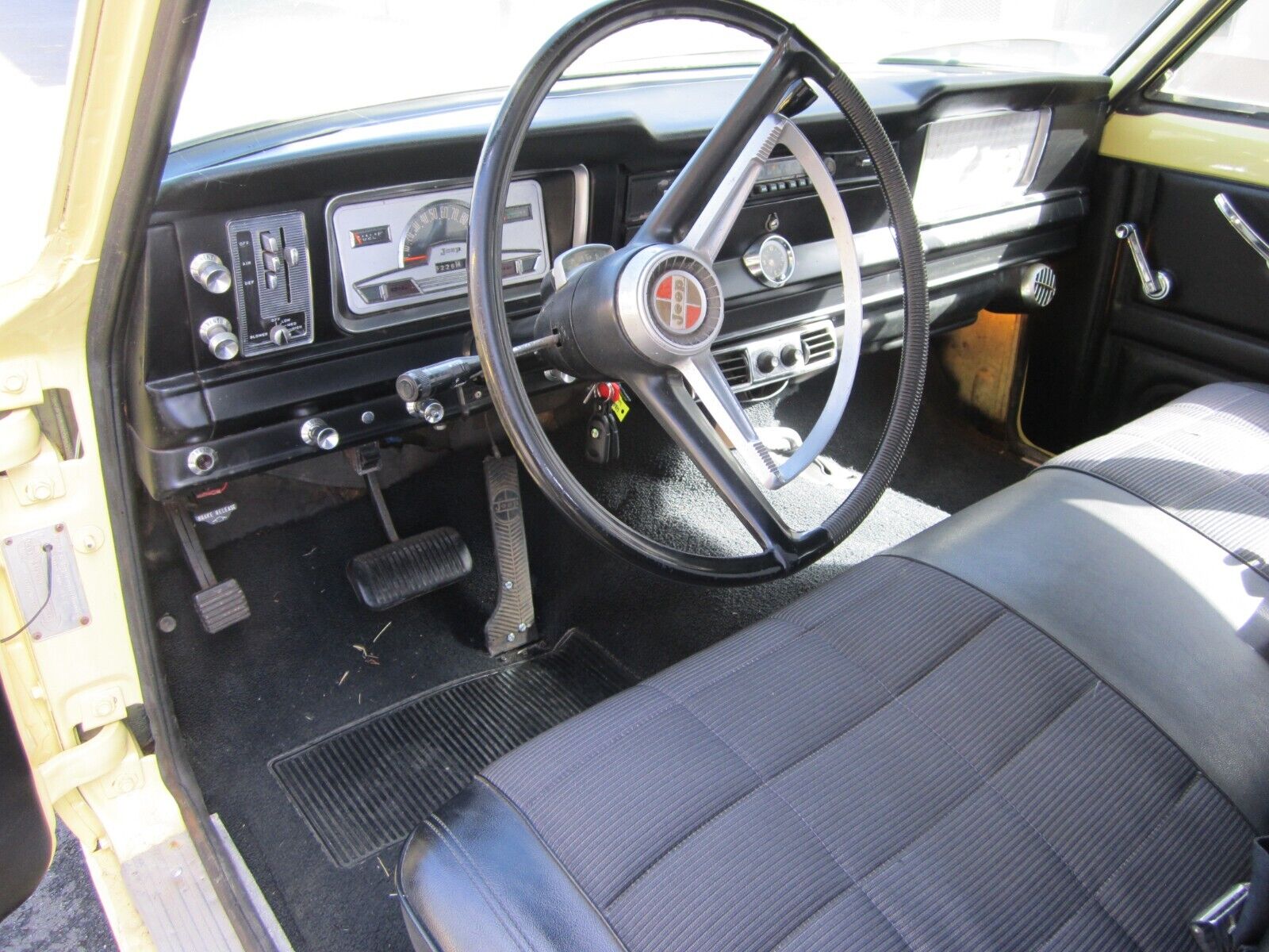 Jeep-Wagoneer-SUV-1966-Beige-Black-99999-4