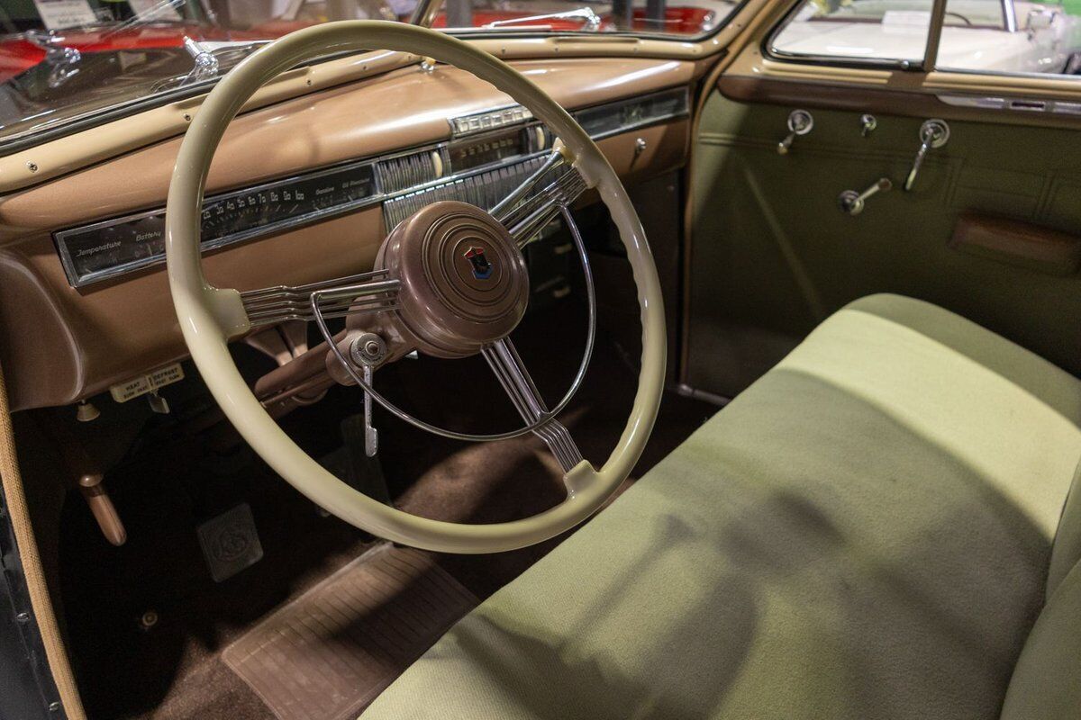 LaSalle-Series-52-Special-Coupe-Coupe-1940-Black-Tan-56329-1