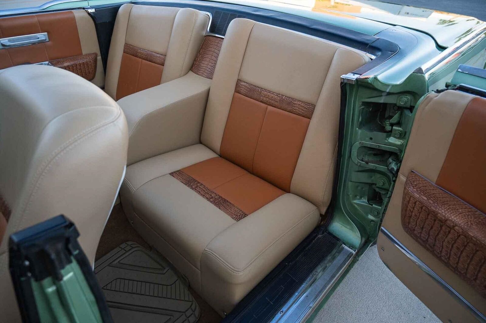 Lincoln-Continental-1965-Green-Tan-155662-33