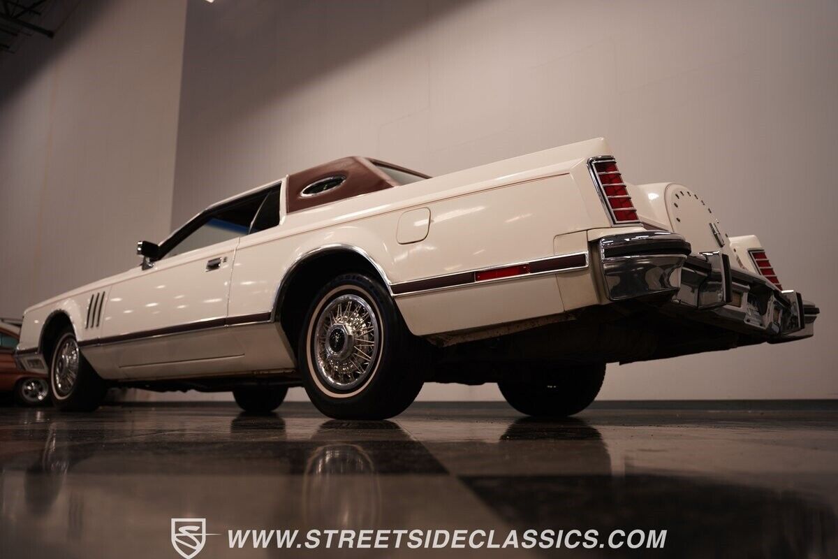 Lincoln-Continental-Coupe-1977-White-Red-122032-27