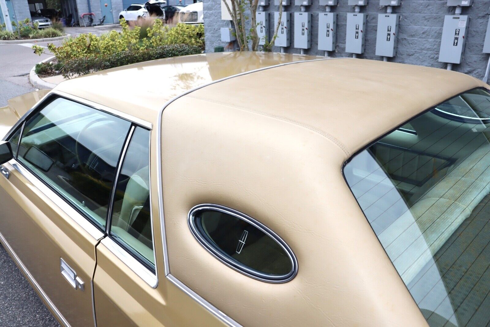 Lincoln-Continental-Coupe-1979-Gold-Gold-92077-12