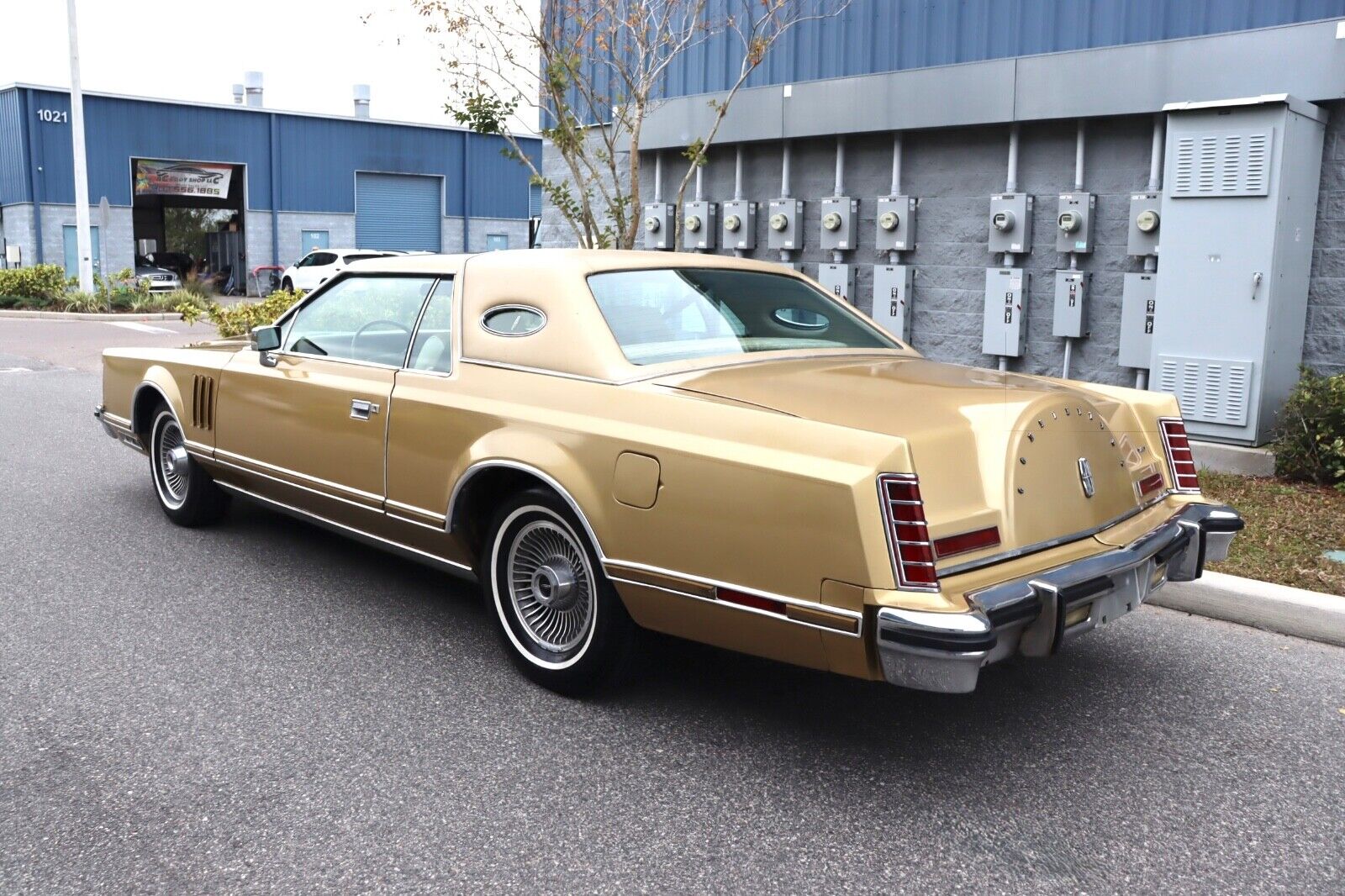 Lincoln-Continental-Coupe-1979-Gold-Gold-92077-2