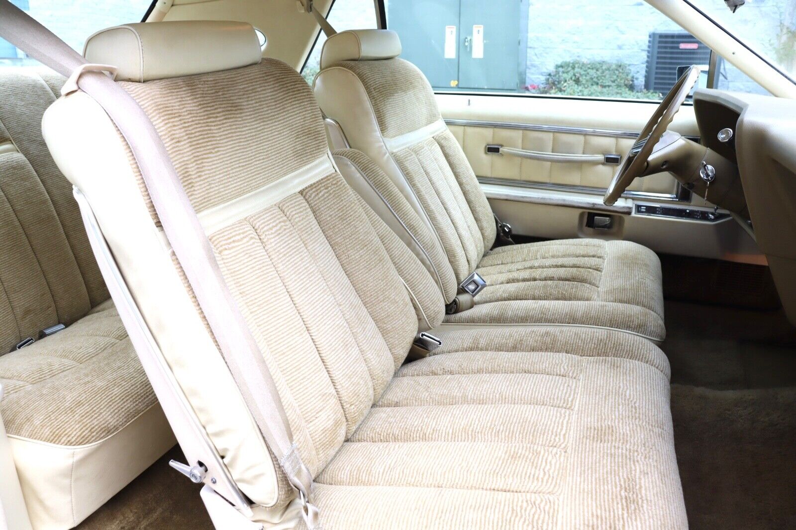 Lincoln-Continental-Coupe-1979-Gold-Gold-92077-20