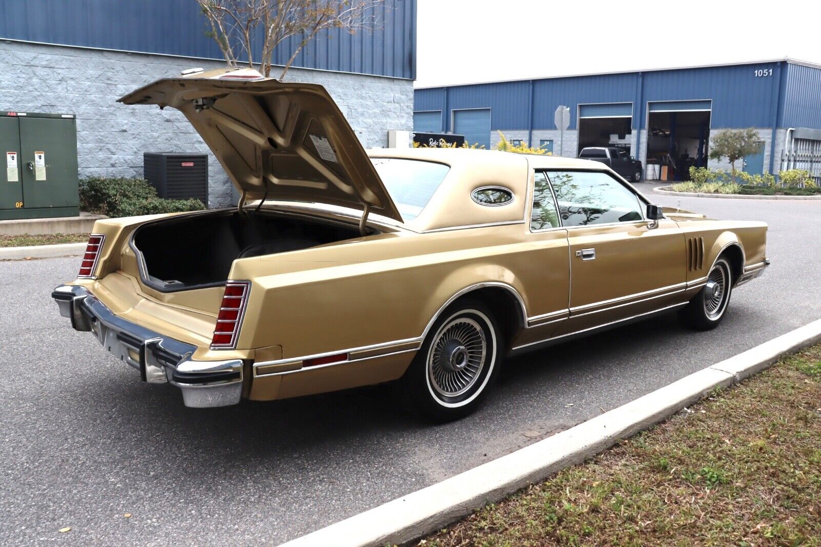 Lincoln-Continental-Coupe-1979-Gold-Gold-92077-27