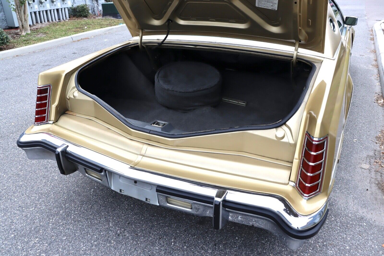 Lincoln-Continental-Coupe-1979-Gold-Gold-92077-28